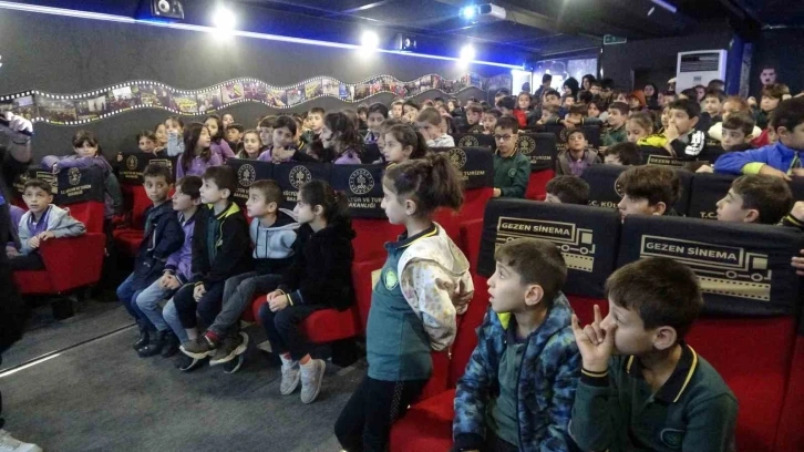 Gezen Sinema tırı Tatvanlı &ouml;ğrencilerin y&uuml;z&uuml;n&uuml; g&uuml;ld&uuml;rd&uuml;
