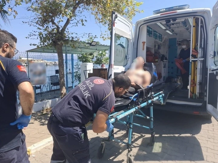 Gezi teknesinde rahatsızlanan şahsın yardımına Sahil G&uuml;venlik yetişti
