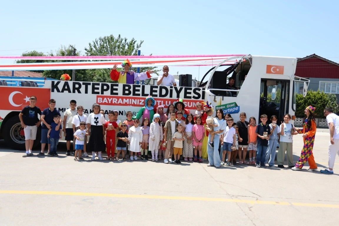 Gezici bayram otob&uuml;s&uuml; Kartepe&rsquo;de &ccedil;ocuklarla buluşacak
