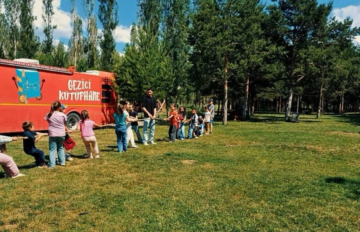 &lsquo;Gezici K&uuml;t&uuml;phane&rsquo; Yenişehir Parkı&rsquo;nda &ccedil;ocuklarla buluştu
