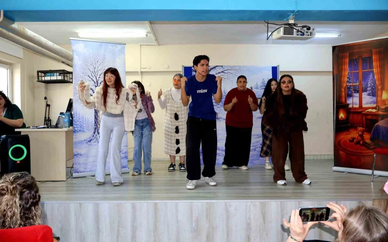 Gezici tiyatro, &ouml;ğrencileri sanatla buluşturdu
