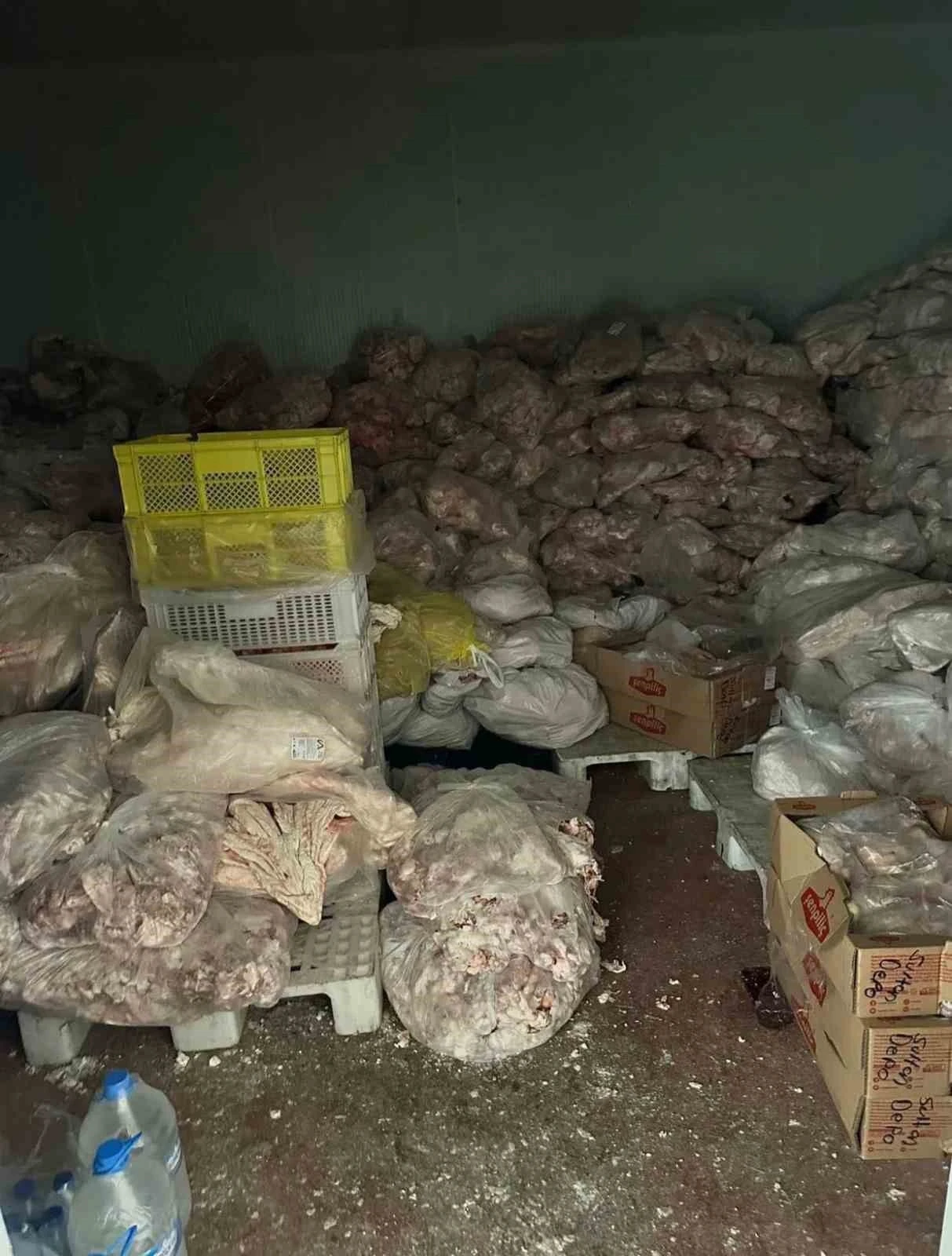 Gıda deposunda ele geçirildi, 210 bin TL ceza kesildi

