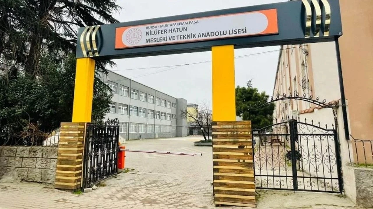 Gidemedikleri okullarında mezuniyet coşkusu yaşadılar

