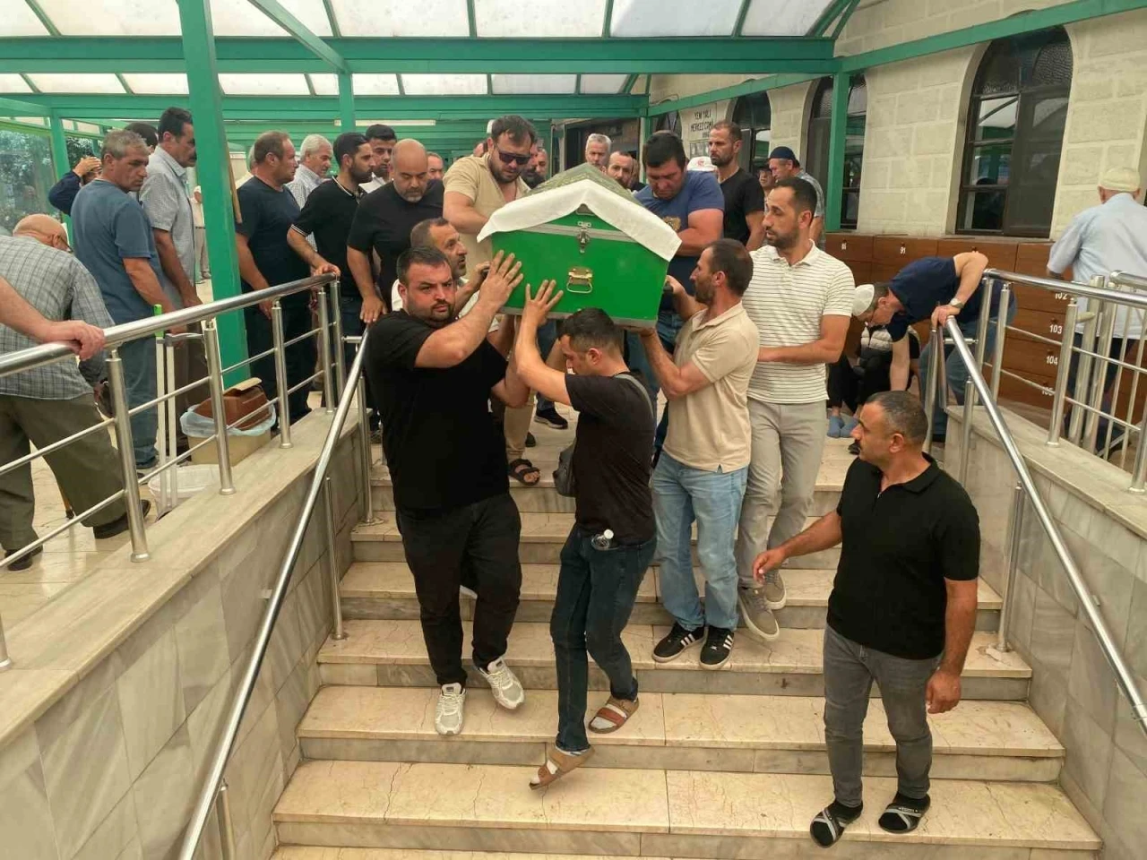 Girdiği denizde hayatını kaybetmişti, son yolculuğuna uğurlandı
