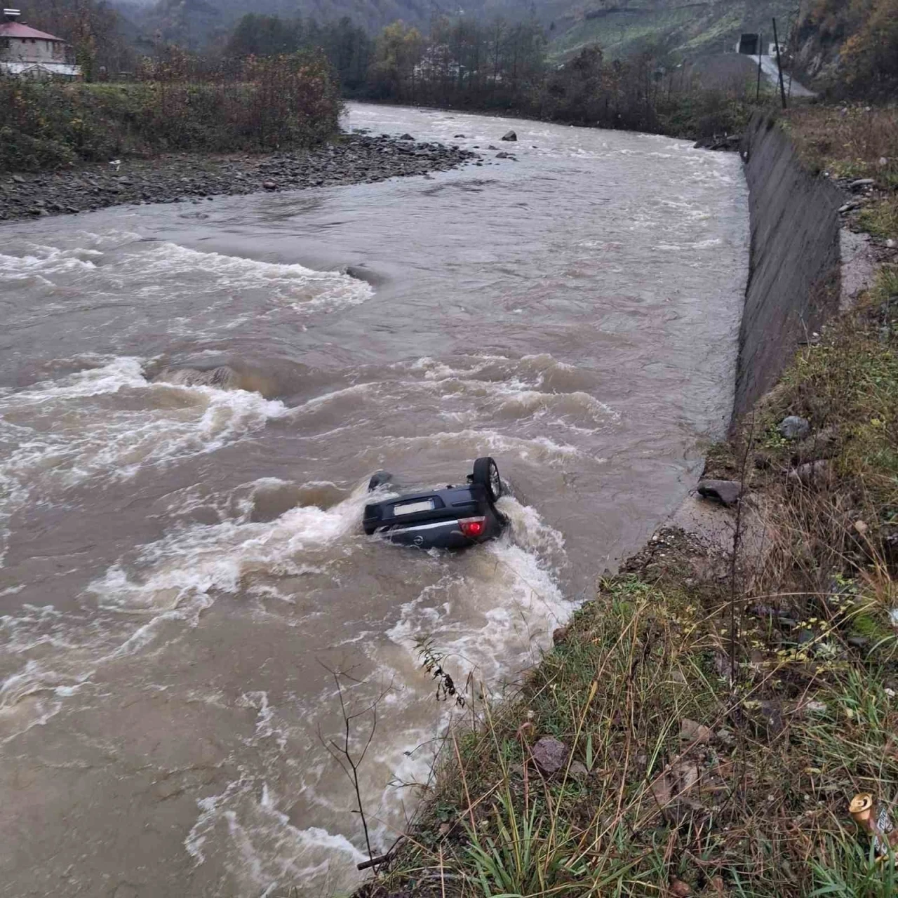 Giresun’da araç dereye uçtu: 2 ölü
