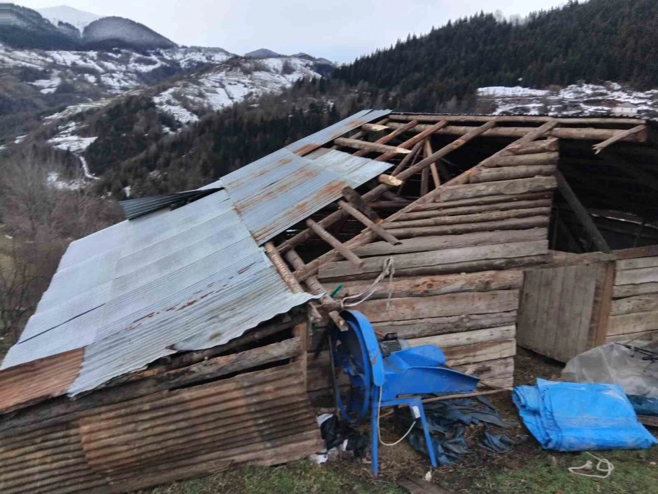 Giresun&rsquo;da fırtınada bazı seralar ve yayla evleri hasar g&ouml;rd&uuml;

