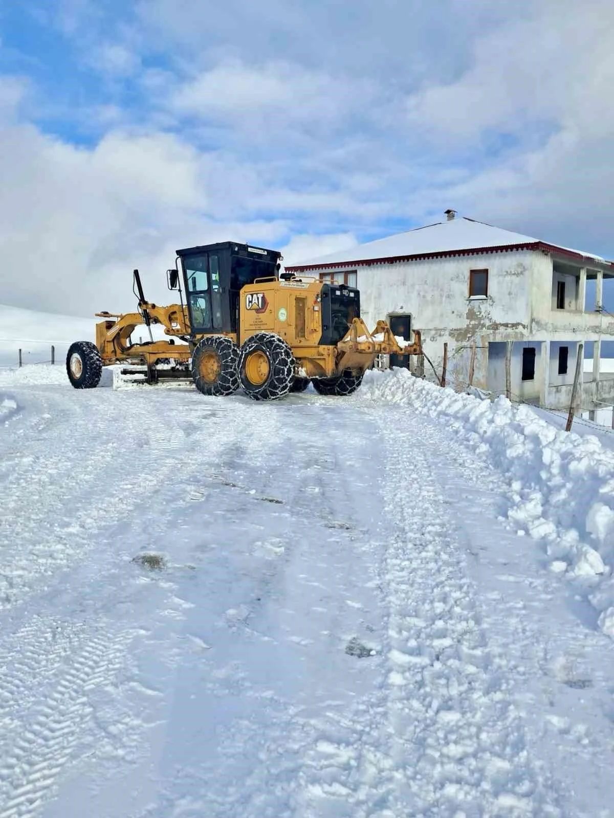 Giresun&rsquo;da kar engeli: 39 k&ouml;y yolu ulaşıma kapandı
