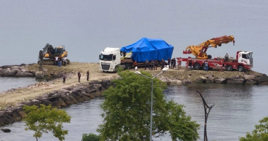 Giresun&rsquo;da kayalıklara &ccedil;ıkan Sahil G&uuml;venlik botu olay yerinden kaldırıldı
