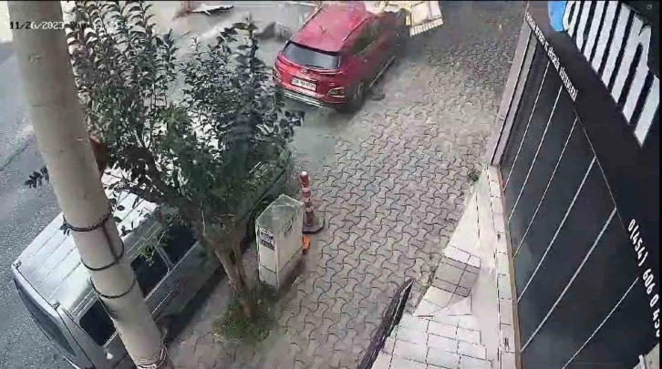 Giresun’da motosikletlinin üzerine düşen çatı nedeniyle yaralandığı anlar kamerada