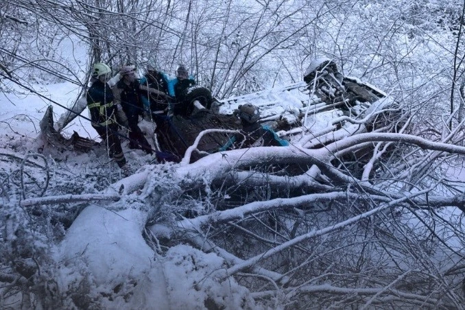 Giresun&rsquo;da otomobil fındık bah&ccedil;esine yuvarlandı: 6 Yaralı
