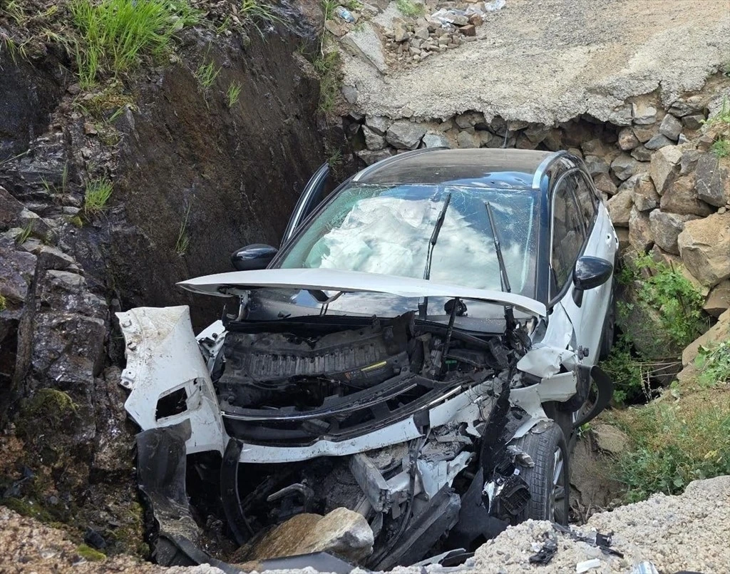 Giresun&rsquo;da otomobil su kanalına d&uuml;şt&uuml;: 1 &ouml;l&uuml;, 4 yaralı
