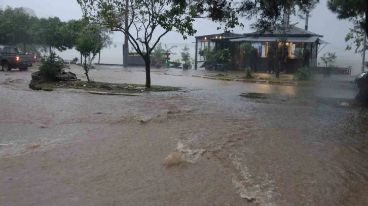 Giresun’da sağanak yağış hayatı olumsuz etkiledi