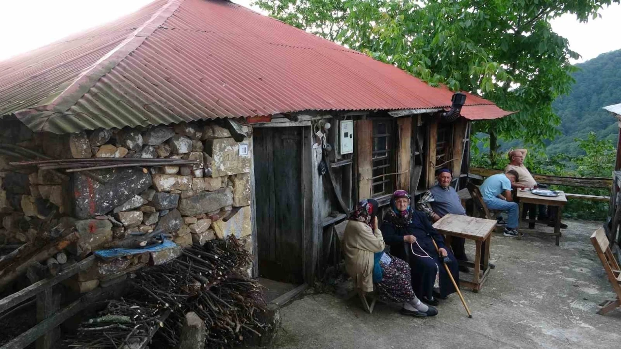 Giresun&rsquo;da yayla yolundaki 70 yıllık kahvehane zamana direniyor
