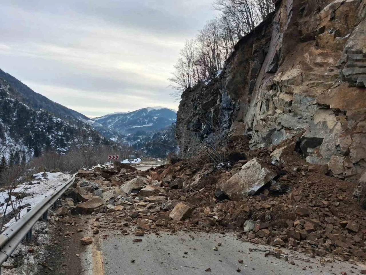 Giresun-Sivas kara yolunda heyelan: Yol kontroll&uuml; olarak ulaşıma a&ccedil;ıldı
