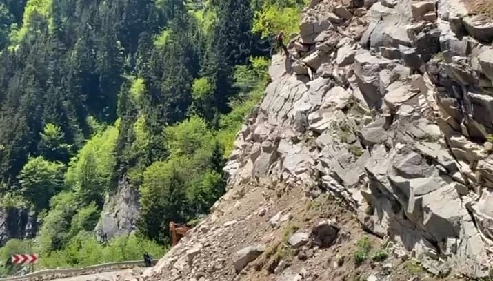 Giresun-Sivas karayolunda tehlike oluşturan kayalar yamaçlardan kontrollü olarak temizleniyor
