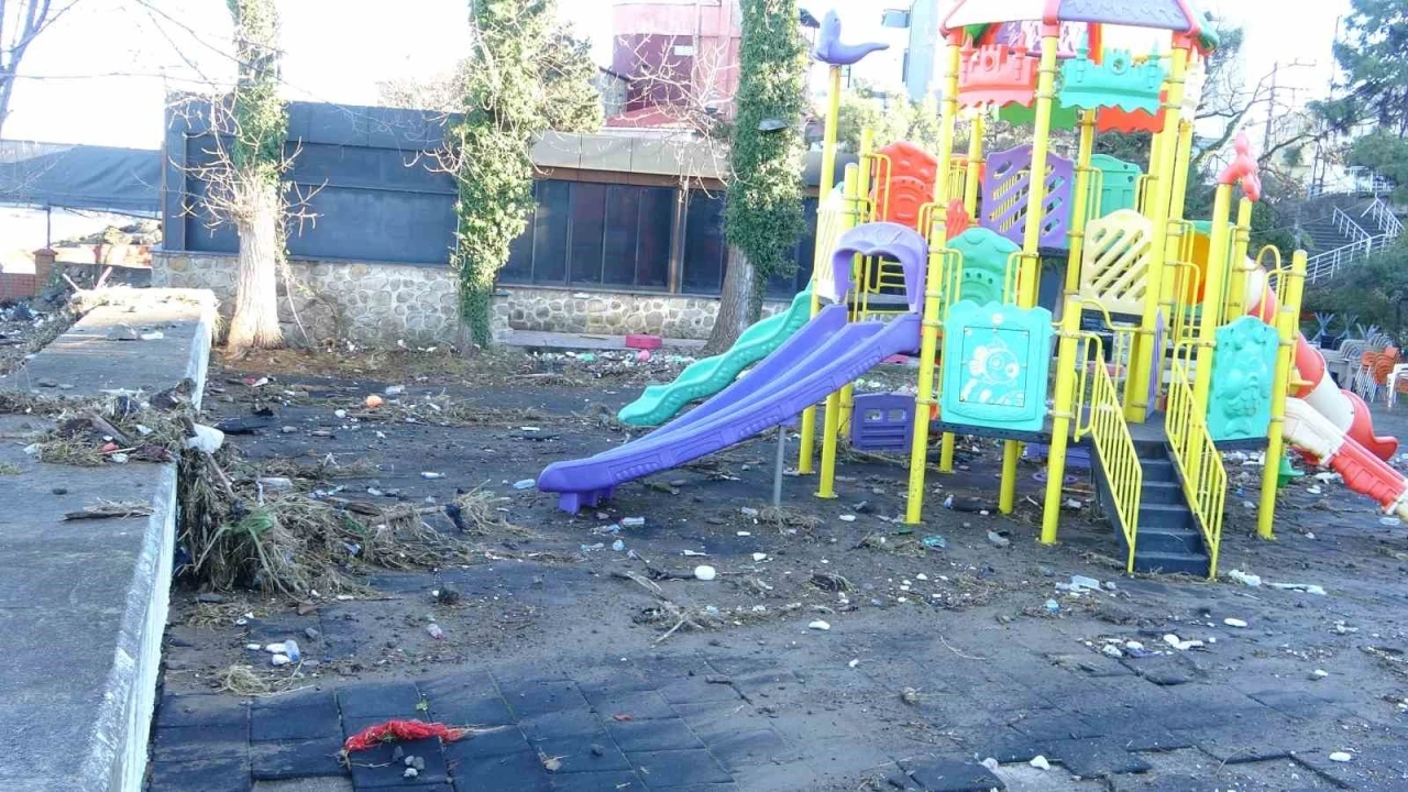 Giresun&rsquo;un Tirebolu il&ccedil;esinde fırtına hasara yol a&ccedil;tı
