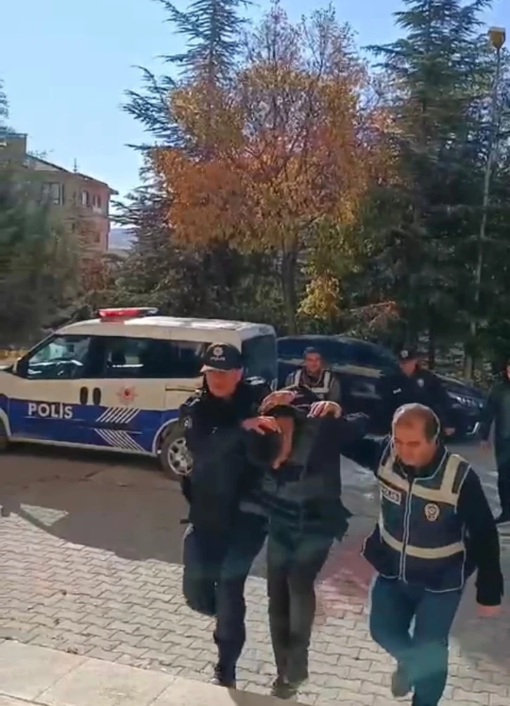 Gittikleri iş yerinde dehşet sa&ccedil;an firari oğul yakalandı
