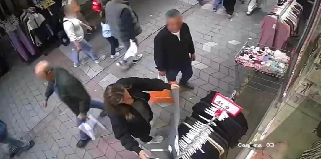 Giyim eşyası &ccedil;alarken kameraya yakalanan karı koca g&ouml;zaltına alındı
