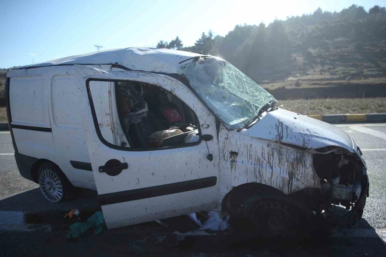 Gizli buzlanma trafik kazalarına sebep oldu: 3  yaralı
