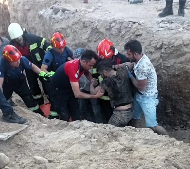 G&ouml;&ccedil;&uuml;k altında kalan bir iş&ccedil;i kurtarılarak hastaneye kaldırıldı
