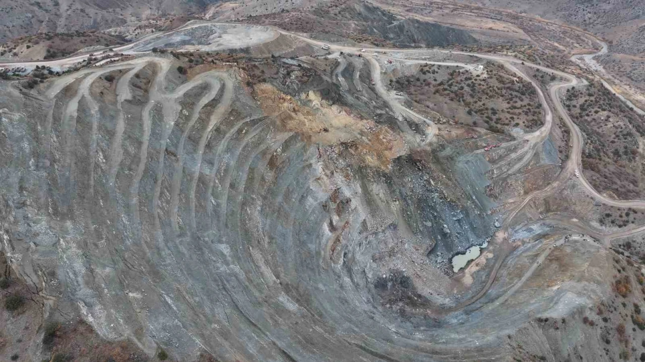 Göçük altında kalan işçiyi arama kurtarma çalışmaları 3’üncü gününde devam ediyor
