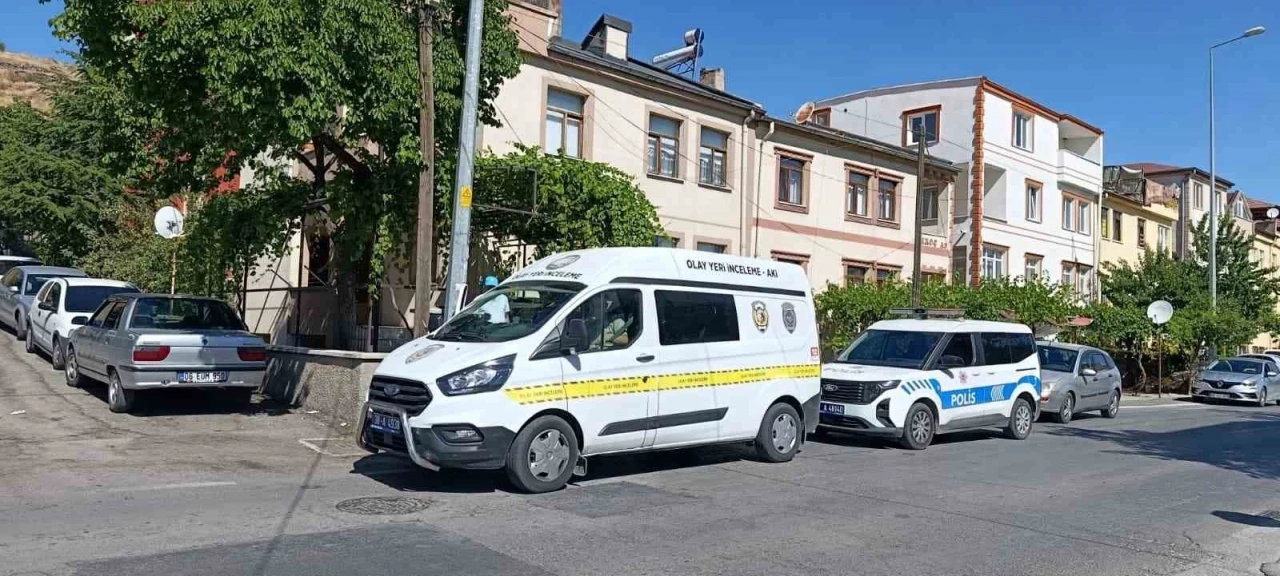 G&ouml;ğs&uuml;nden bı&ccedil;aklanan gen&ccedil; yaralandı
