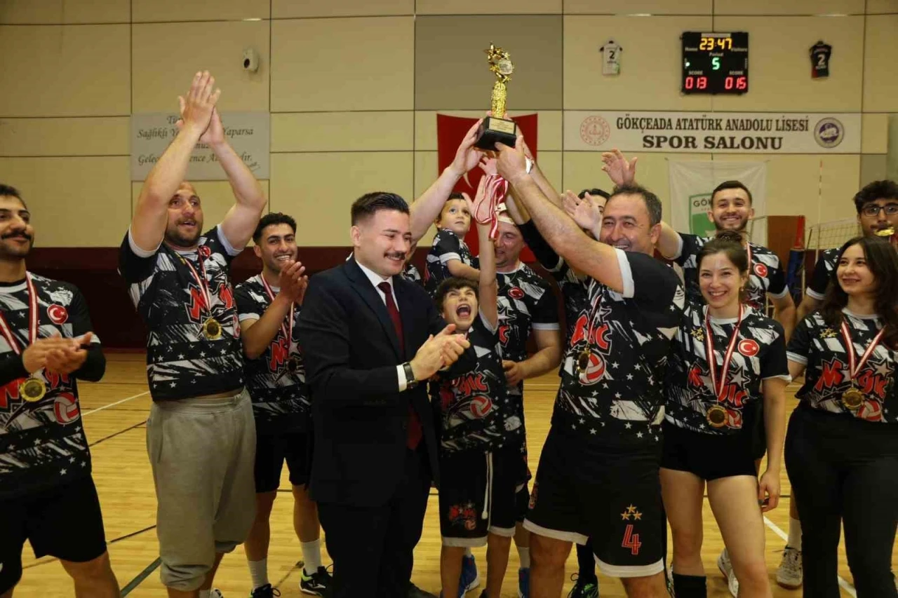 G&ouml;k&ccedil;eada&rsquo;da 7. geleneksel voleybol turnuvası d&uuml;zenlendi

