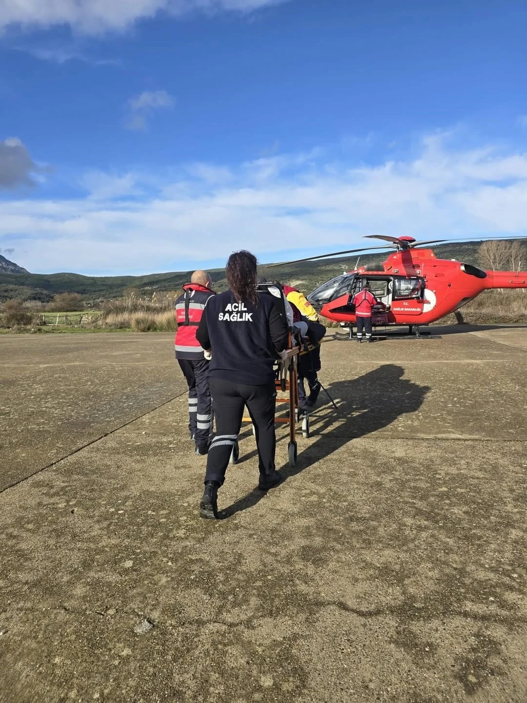 G&ouml;k&ccedil;eada&rsquo;da rahatsızlanan hasta helikopter ambulansla &Ccedil;anakkale&rsquo;ye sevk edildi
