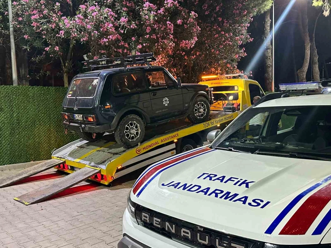 Gökçeada’da tuz gölünde arazi aracıyla drift yaptı
