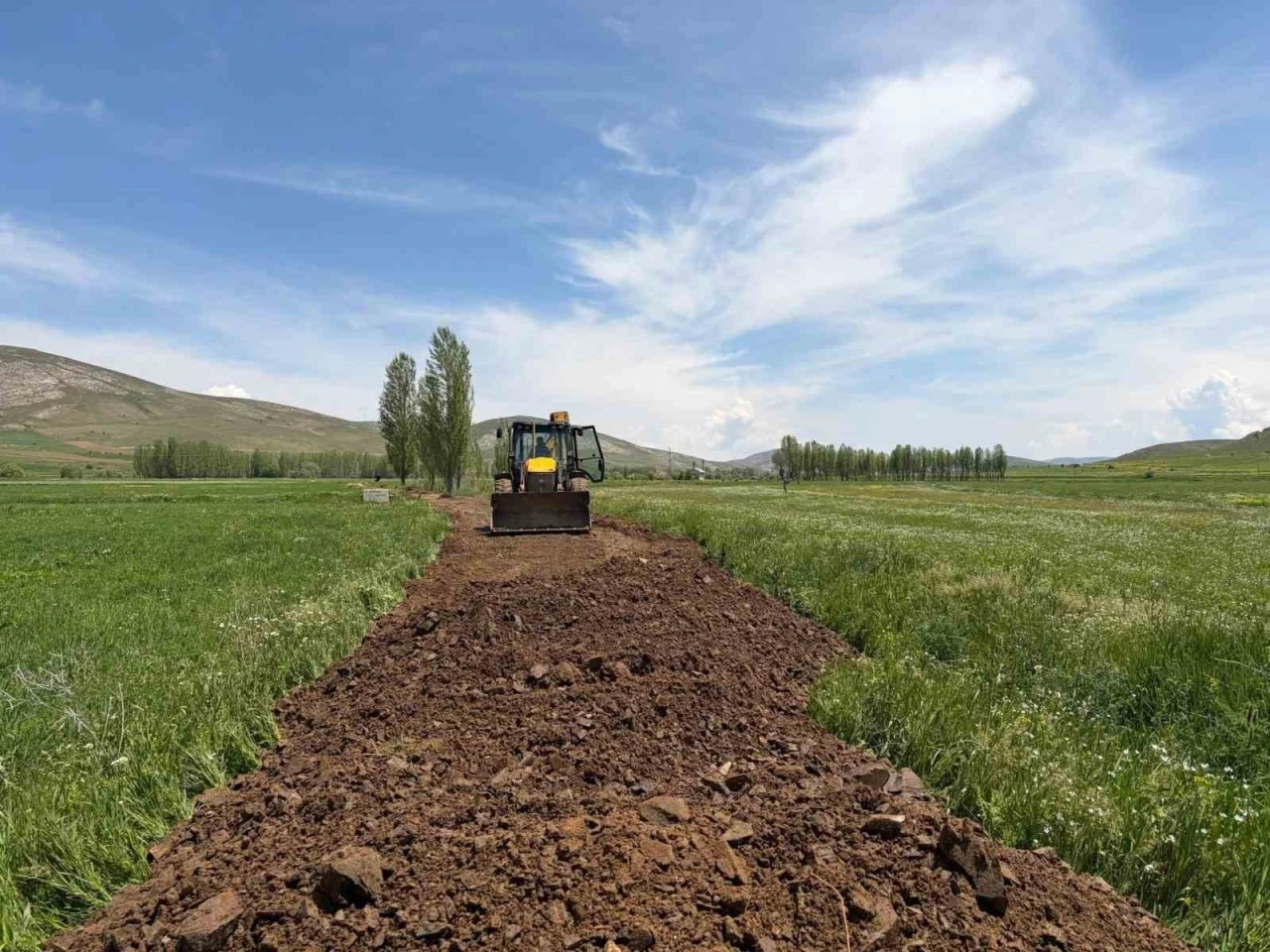 Gökçedere’de bozulan dağ ve arazi yollarında çalışma başlatı