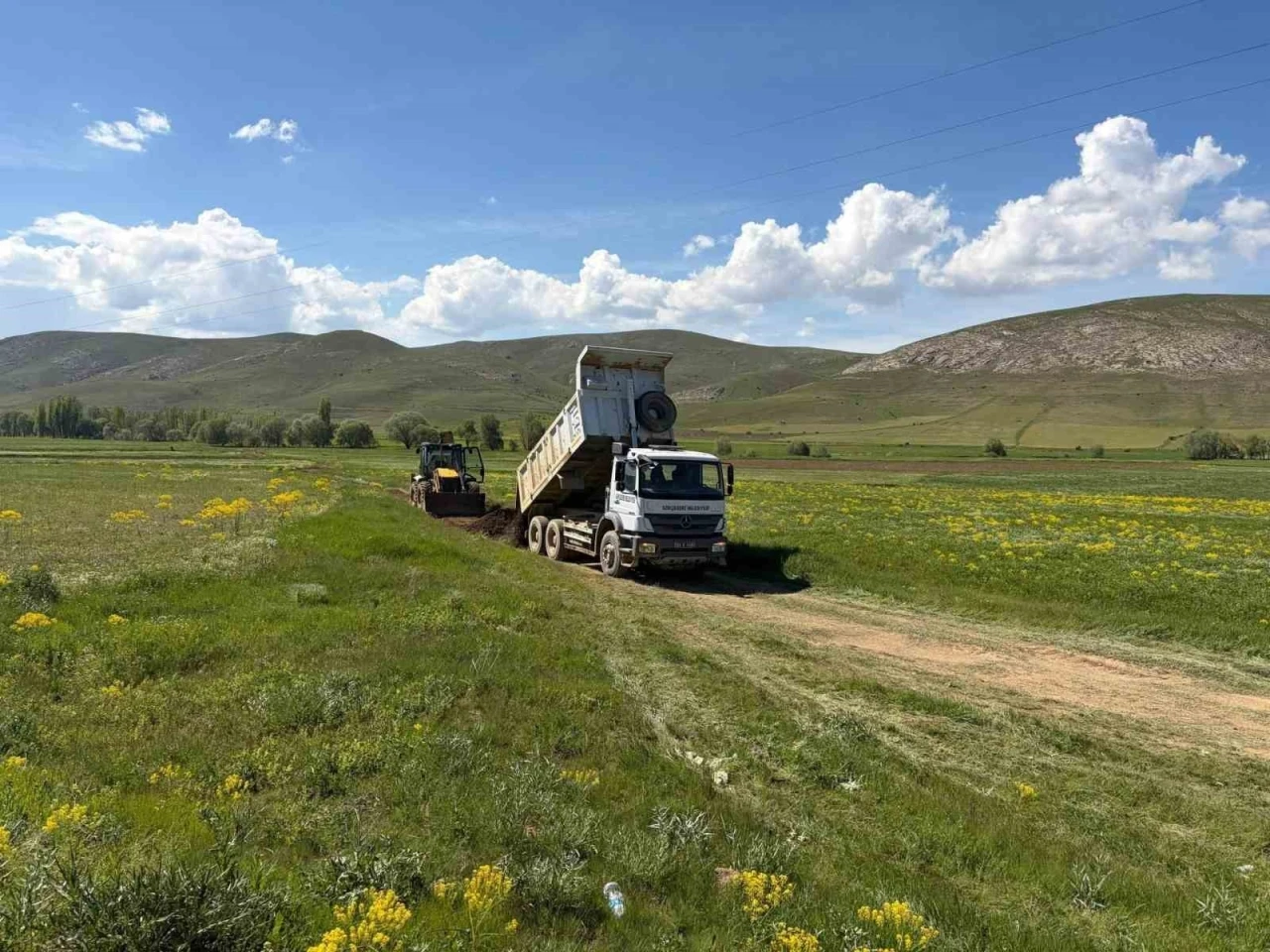 G&ouml;k&ccedil;edere&rsquo;nin arazi yollarında &ccedil;alışmalar devam ediyor
