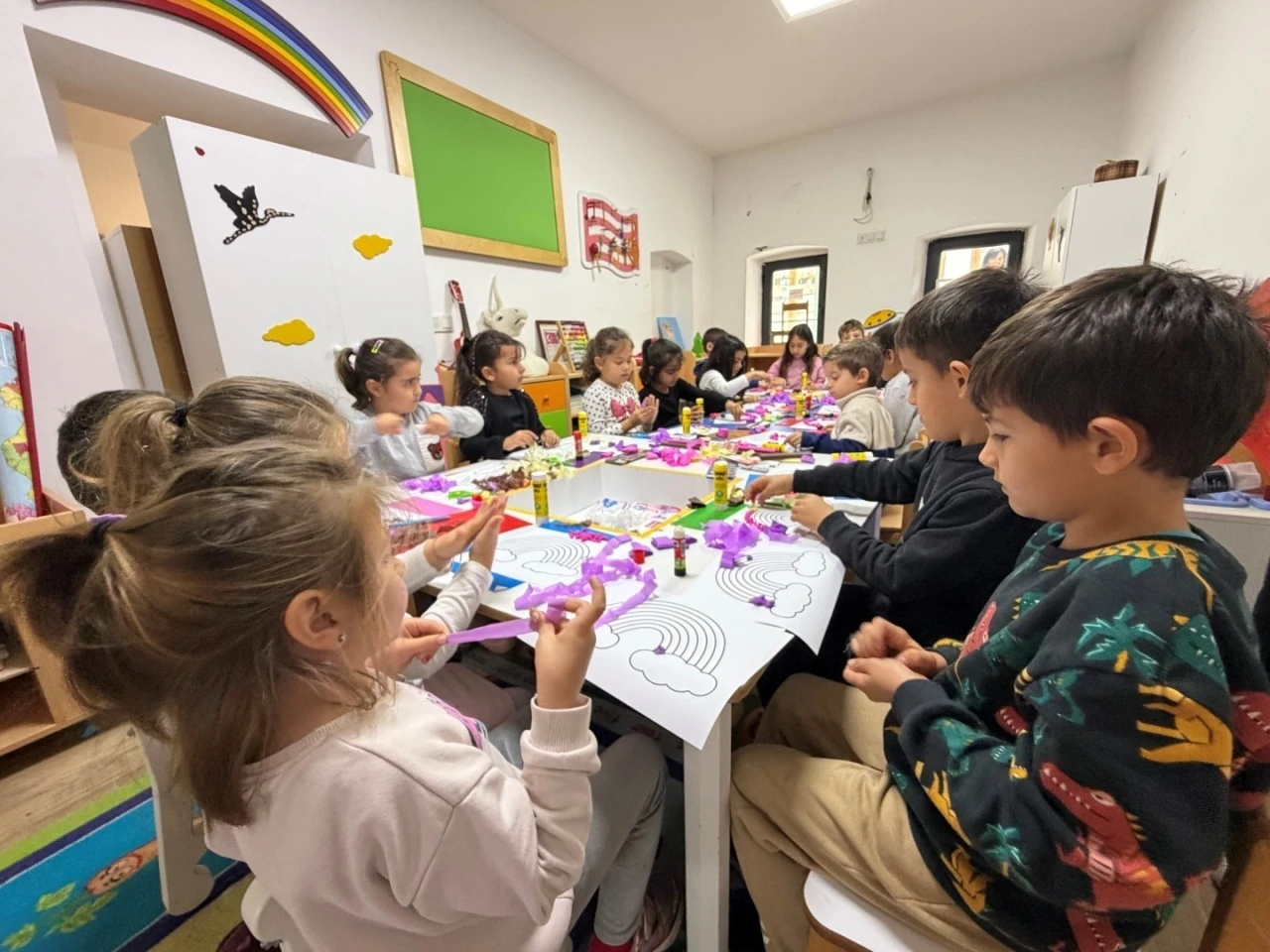 G&ouml;kkuşağı Sanat At&ouml;lyesi yoğun ilgi g&ouml;rd&uuml;
