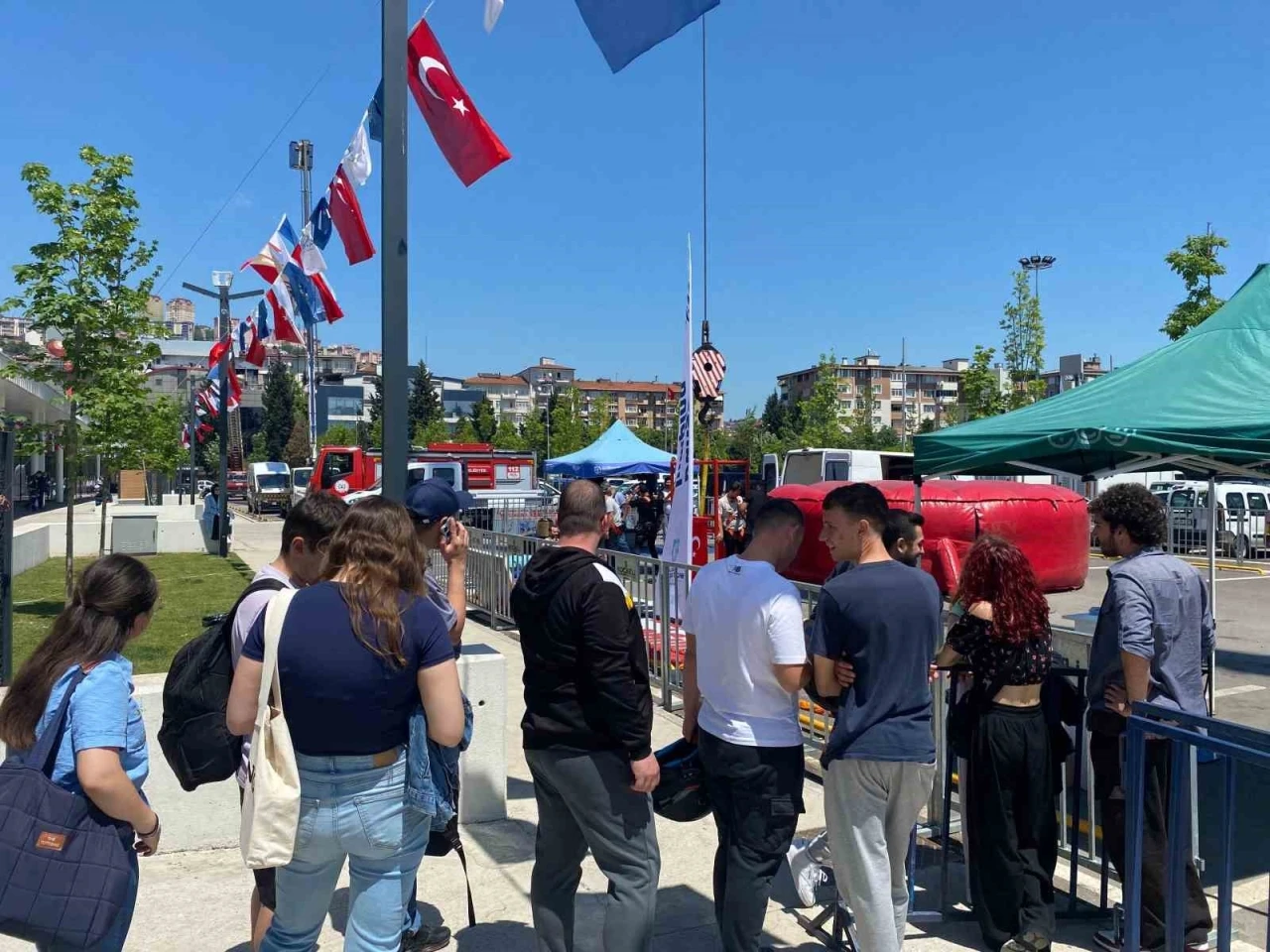 Gökyüzünde adrenalin dolu anlar: Çanakkale türküsünü söyledi
