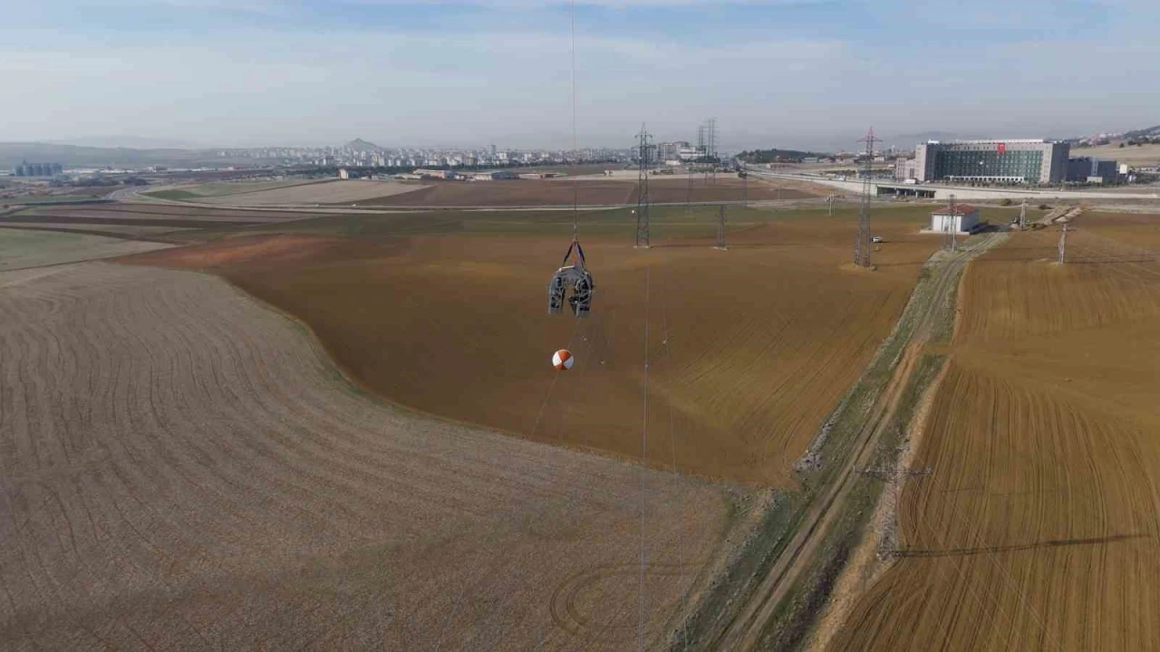 Gökyüzünde zorlu mesai: TEİAŞ ekipleri hatları helikopterle bakımdan geçiriyor
