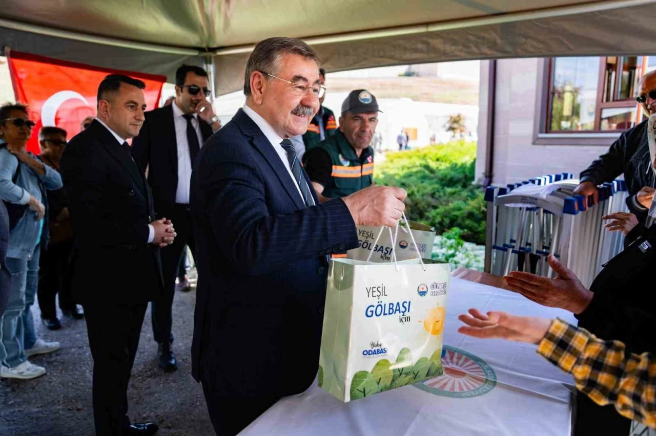 Gölbaşı Belediyesi, vatandaşlara 50 bin fide dağıttı

