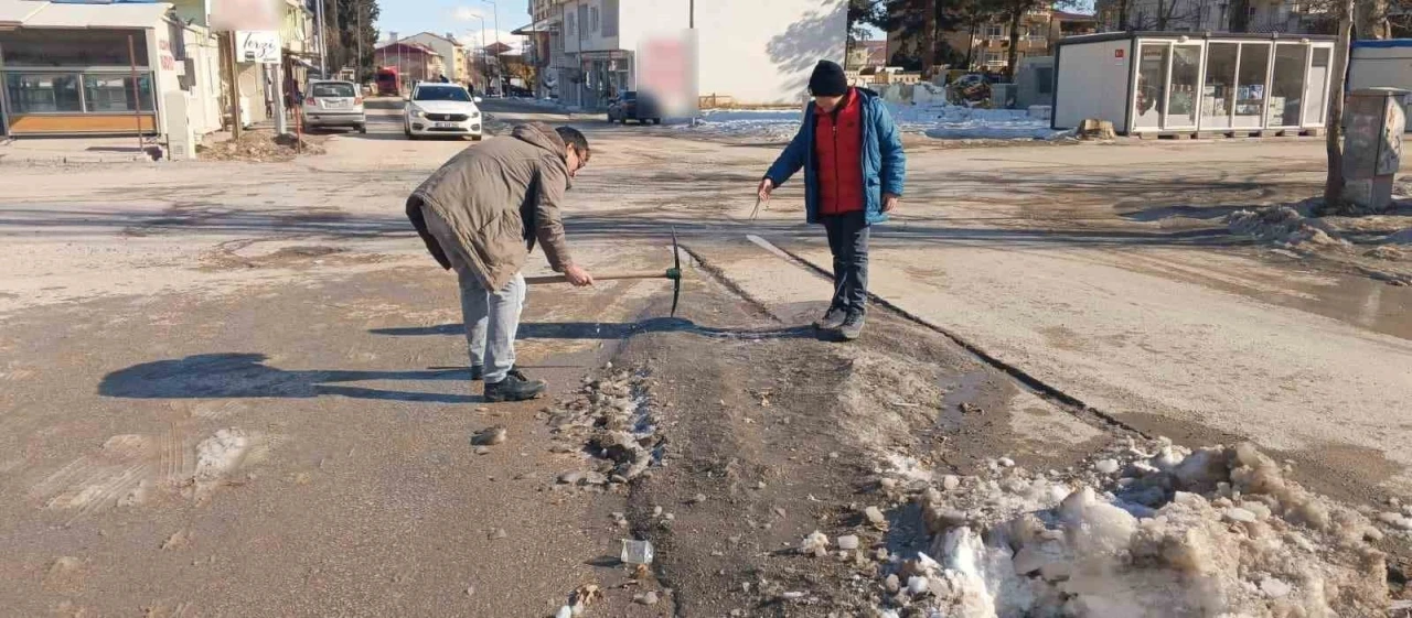 G&ouml;lbaşı il&ccedil;esinde caddelerdeki karları esnaflar temizledi
