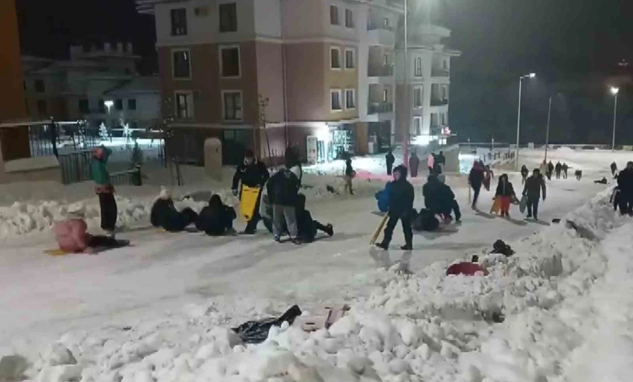 G&ouml;lbaşı il&ccedil;esinde vatandaşların kar keyfi
