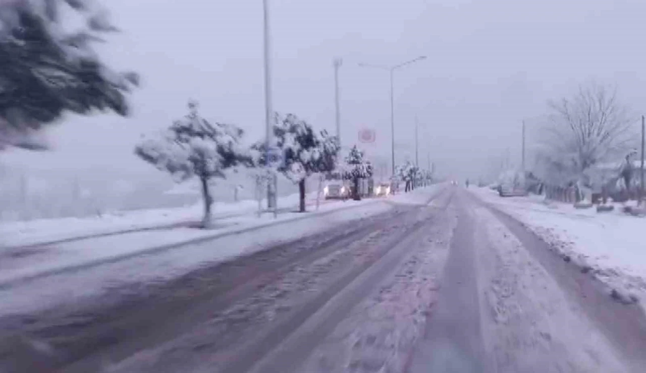 G&ouml;lbaşı il&ccedil;esinde yoğun kar yağışı
