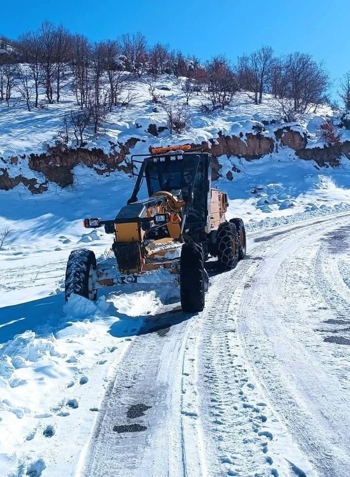 G&ouml;lbaşı&rsquo;nda k&ouml;y yolları ulaşıma a&ccedil;ılıyor
