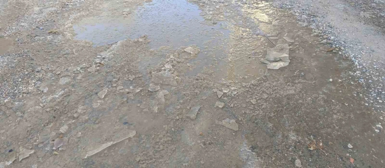 G&ouml;lbaşı&rsquo;nda, sular dondu
