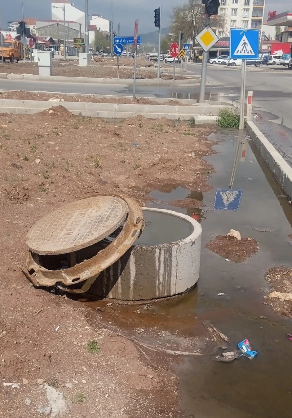 G&ouml;lbaşı&rsquo;nın ortasında lağım rezaleti
