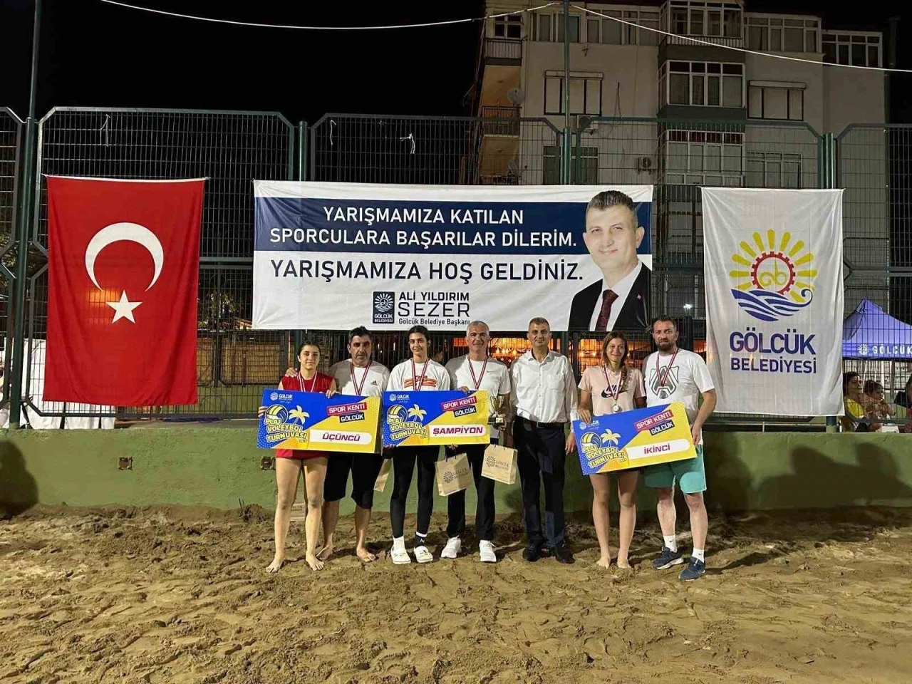 G&ouml;lc&uuml;k&rsquo;te 304 minik sporcunun plaj voleybolu heyecanı
