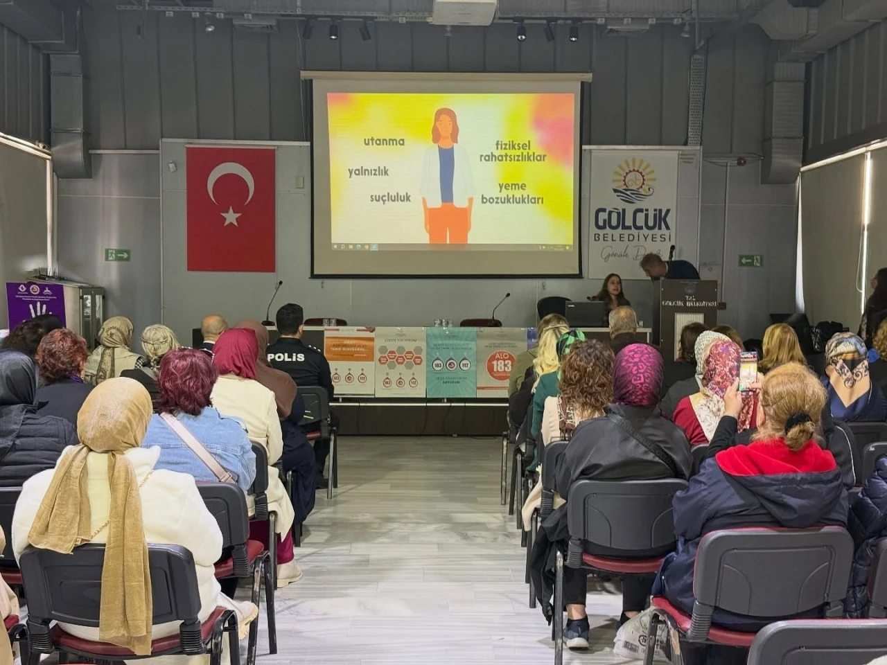 Gölcük’te kadına yönelik şiddete karşı farkındalık etkinliği düzenlendi
