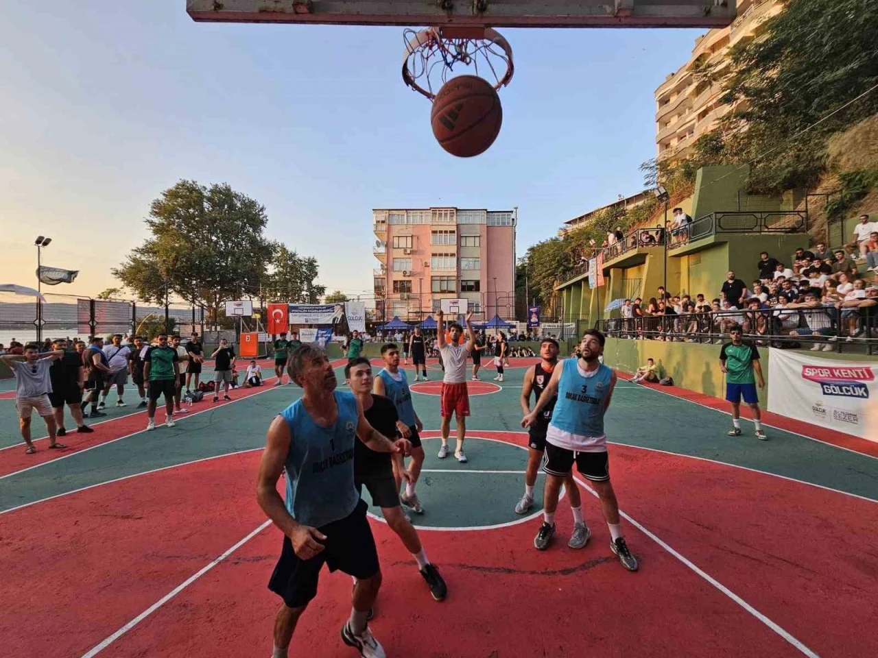 G&ouml;lc&uuml;k&rsquo;te potalar sokak basketbolu i&ccedil;in kuruluyor
