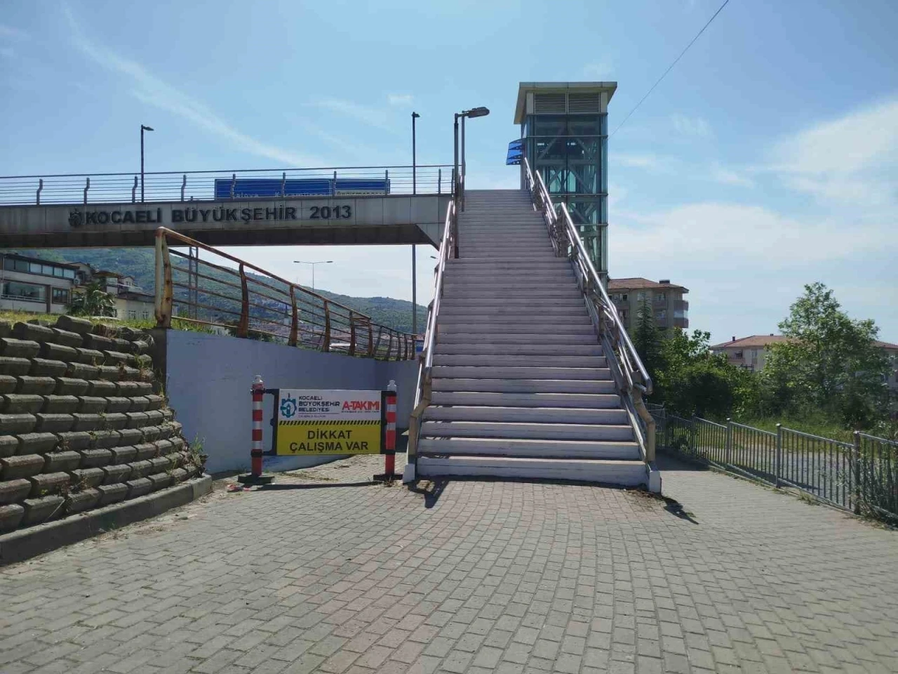 Gölcük’te üst geçitlerin bakımı yapılıyor

