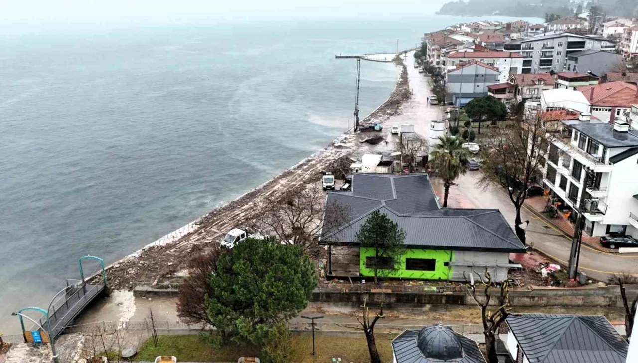 G&ouml;lc&uuml;k Ulaşlı sahilinde taşkınlara karşı dalgakıran &ccedil;alışması

