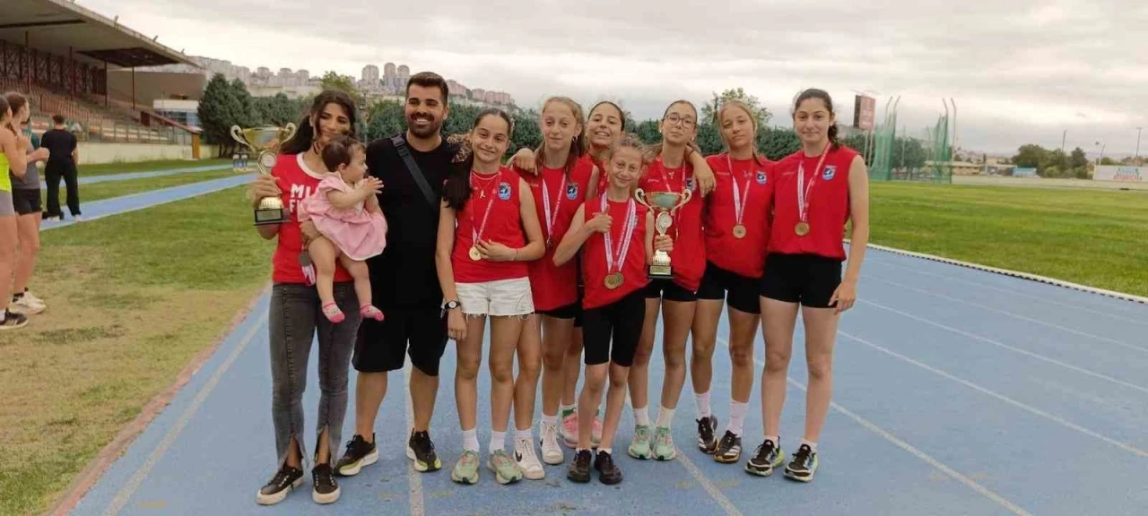 Gölcüklü minik atletlerden Türkiye 3’üncülüğü
