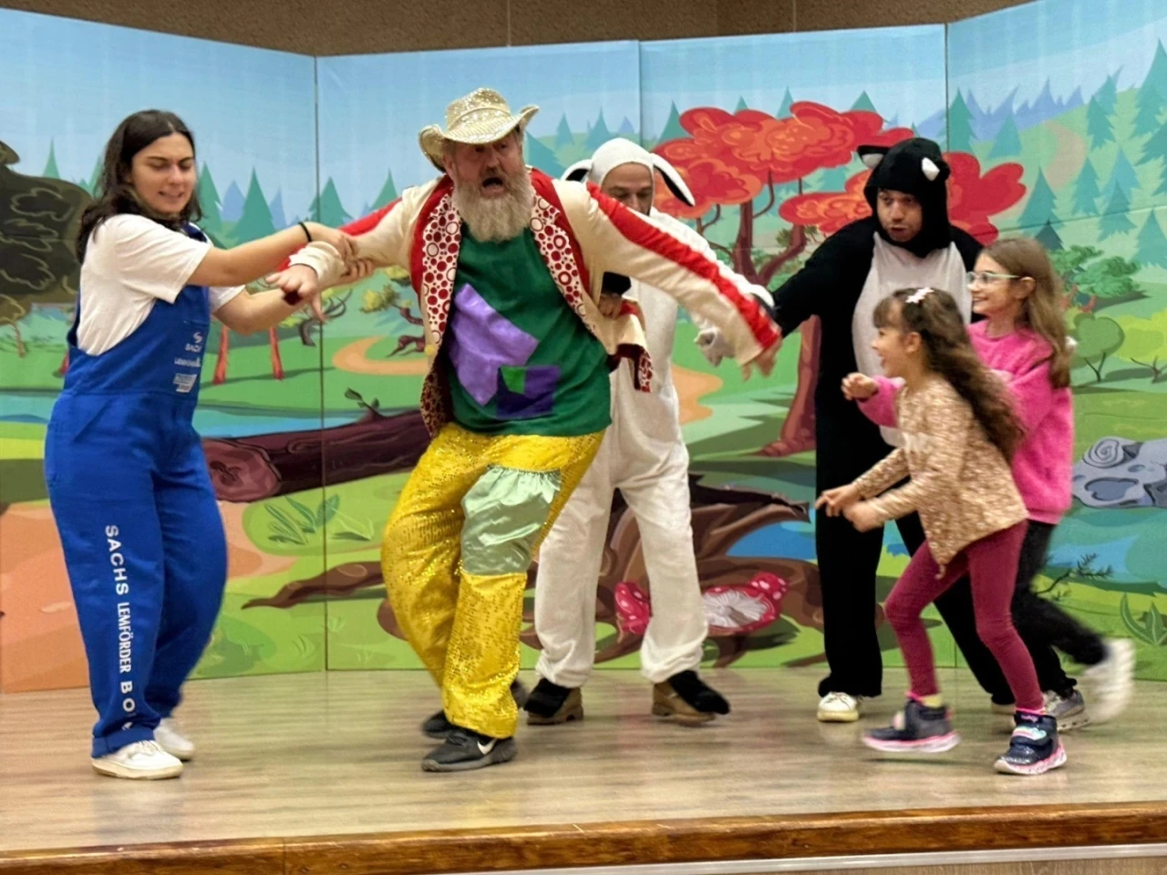 Gölcüklü öğrenciler ara tatilde tiyatro ile buluştu
