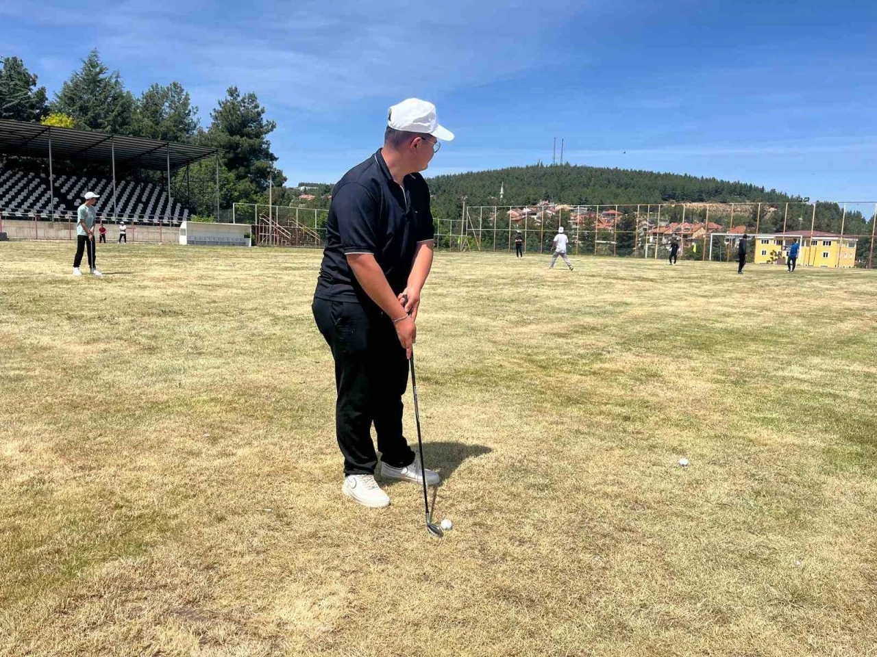 Golf oynayan huzurevi sakinleri, azim ve enerjileriyle alkış aldı
