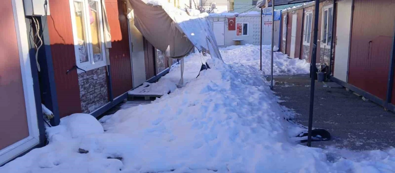 G&ouml;lgelikler kar ağırlığına dayanamadı
